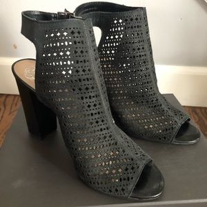 Black Vince Camuto “Selda” style open toe sandal